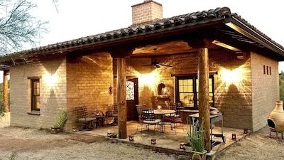 Adobe Casita, Adobe Home, Desert Living, Adobe House, Cob House, Architecture Model Making, Spanish Style Homes, Country Homes, Natural Building