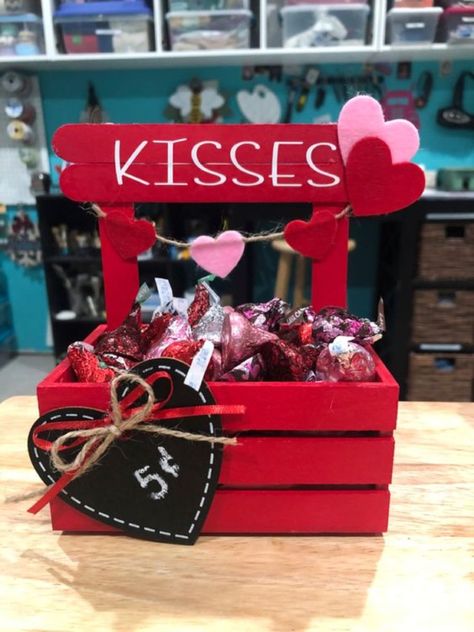 Valentine Wood Crafts, Valentine Centerpieces, Easy Valentine Crafts, Diy Valentine's Day Decorations, Rustic Valentine, Diy Valentines Decorations, Valentine Projects, Kissing Booth, Diy Valentines Crafts