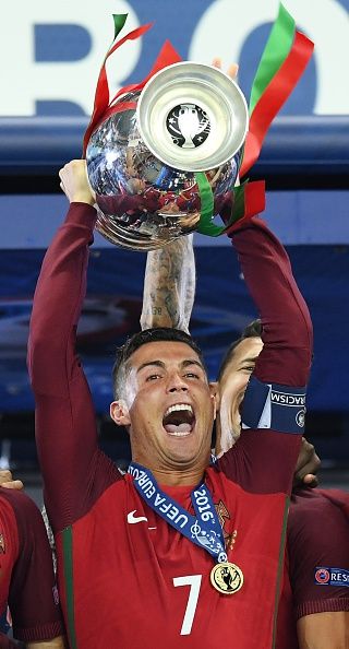 #EURO2016 Portugal's forward Cristiano Ronaldo celebrates with the trophy as he poses after Portugal won the Euro 2016 final football match between Portugal... Portugal Football Team, Neymar Ronaldo, Portugal National Football Team, Cr7 Portugal, Portugal Soccer, Cristiano Ronaldo Portugal, Cristino Ronaldo, Cr7 Messi, Ronaldo Real Madrid