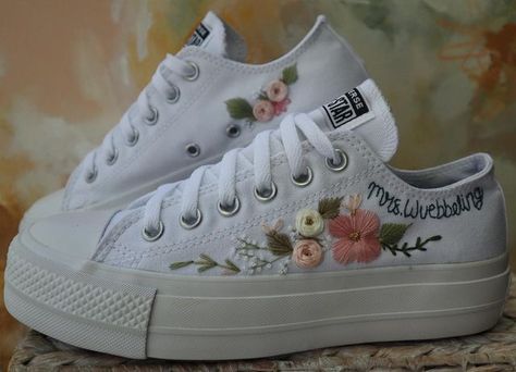 Diy Wedding Converse Brides, Low Top Converse Embroidered, Embroidered Converse Low Top, Converse Chuck Taylor Platform, Wedding Converse Bride, White Low Converse, Chuck Taylor Platform, Dog Doodles, Bride Converse