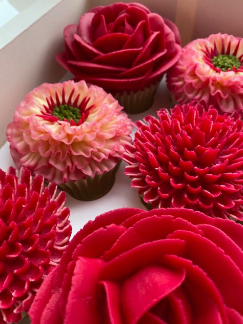 Red Flower Cupcakes Ideas, Plant Cupcakes, Le Fluer, Frosting Flowers, Cupcake Decorating Tips, Buttercream Flower, Buttercream Flower Cake, Buttercream Cake Decorating, Elegant Birthday Cakes