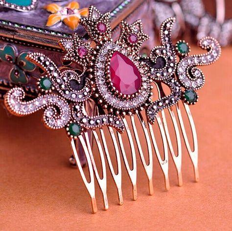 Turkish Accessories, Perhiasan India, Turkish Style, Vintage Hair Combs, Gold Hair Accessories, Best Accessories, Turkish Jewelry, Hair Combs, Crown Hairstyles