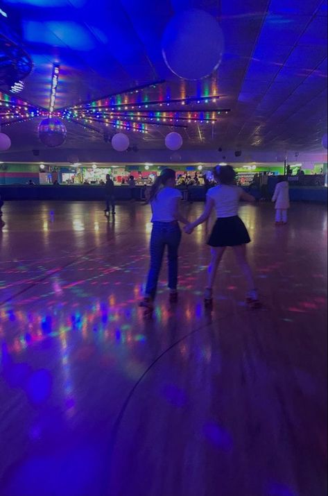 Amazing & Aesthetic Adventures To Put On Your Bucket List With Your Best Friend | Friendship Goals Rollerskating Date, Two Best Friends Aesthetic, Rollerskating Aesthetic, Hangout Aesthetic, With Friends Aesthetic, Dream Dates, Skating Aesthetic, Skate Party, Friends Aesthetic