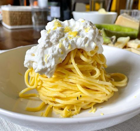 Stracciatella: What It Is and Recipes | Skillshare Blog Stracciatella Cheese, Stracciatella Recipe, Stracciatella Soup, Gelato Flavors, Easter Lunch, Egg Pasta, Frozen Treat, Soft Cheese, Cottage Cheese