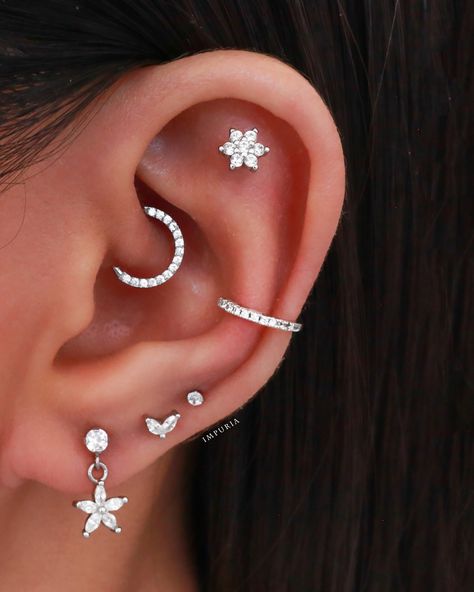 Ears Pearcing Ideas, Cute Peicerings Ear, Minimalist Ear Piercings Ideas Both Ears, Ear Piercing Placement Ideas Both Ears, Earring Pearcing, Ear Peicerings Ideas, Cute Peicerings, Pearcing Ear Earrings, Decorated Ear Piercings