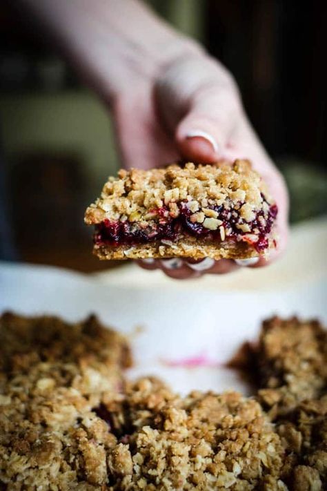 Cherry Crumble Bars, Cherry Oat Bars, Cherry Slice, Oat Bars Recipe, Desserts Restaurant, Heathy Eats, Gluten Free Snacks Recipes, Oat Bar Recipes, Cherry Crumble