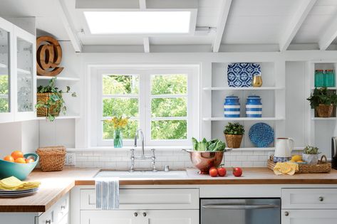 Beach Cottage Kitchens, Clean Kitchen Cabinets, Cottages And Bungalows, Beach House Kitchens, Cottage Inspiration, Cottage Style Decor, Cottage Kitchens, Beach Cottage Decor, Beach Cottage Style