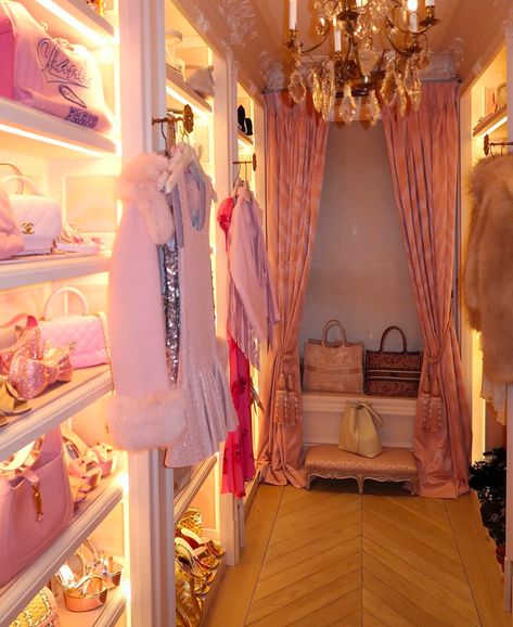 Coquette Walk In Closet, Dream Closet Room, Pink Closet, Princess Closet, Closet Room, Closet Goals, Barbie Dream House, Virtual Closet, Walk In Closet