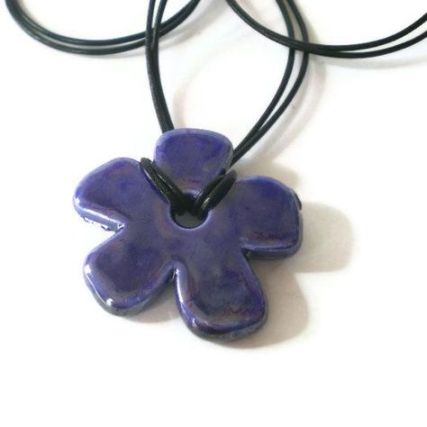 Blue Flower Necklace, Necklace Ceramic, Clay Diy Projects, Tanah Liat, Keramik Design, Pottery Crafts, Dope Jewelry, Ceramic Flower, Clay Art Projects