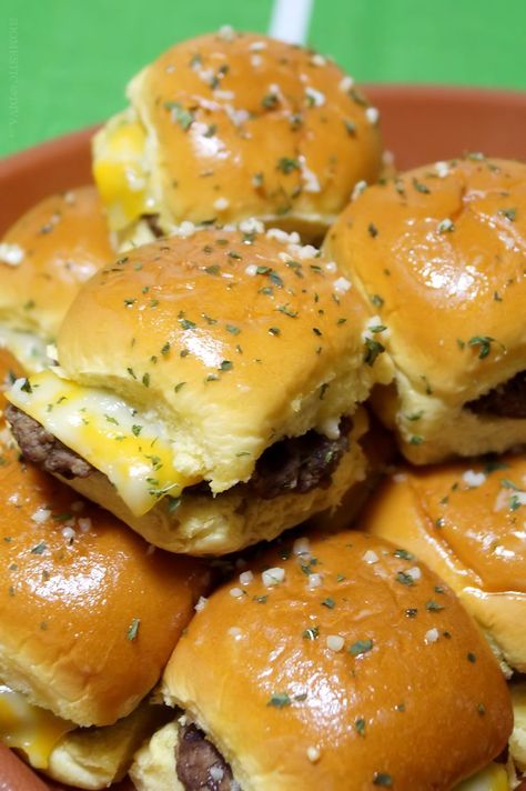 Cheeseburger Sliders, Cheeseburger Recipe, Mini Burgers, Slider Recipes, Sloppy Joe, Green Table, Football Food, Game Day Food, Quesadillas