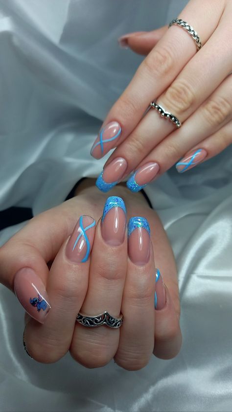 a picture of nails with blue details Stitch Disney Nails Easy, Stitch Nail Designs Easy, Stitch Themed Nails, Stitch Inspired Nails, Nail Art Stitch, Stitch Nail Designs, Abstract French Tip Nails, Lilo And Stitch Nails, Abstract French Tip