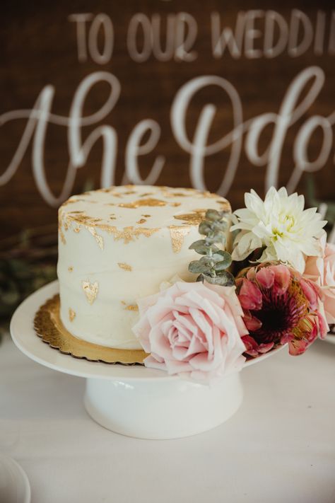 White Cake With Gold Flakes, Gold Foil Cake, Foil Cake, 2 Tier Wedding Cakes, Cake With Gold, Single Tier Cake, Gold Sprinkles, Wedding Dessert, Mini Gold