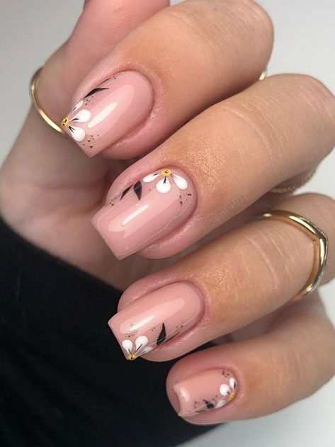 subtle flowers on nude nails Biab Nails, Chic Nail Designs, Manicure Nail Designs, Nude Nail Designs, Beauty Nails Design, Work Nails, Rose Gold Nails, Blush Nails, Pretty Nail Art Designs