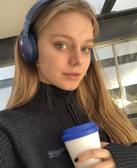 Headphones Blue Aesthetic, Jbl Headphones Outfit, Girl Headphones, Headphones Outfit, Headphone Outfit, Jbl Headphones, Y2k Makeup, Cute Headphones, Girl With Headphones