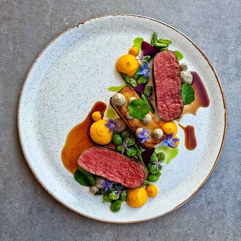 Asparagus Carrots, Food Presentation Plates, Gourmet Food Plating, Broad Beans, Baking Packaging, Sirloin Steak, Amazing Food Decoration, Catering Ideas Food, Food Gallery