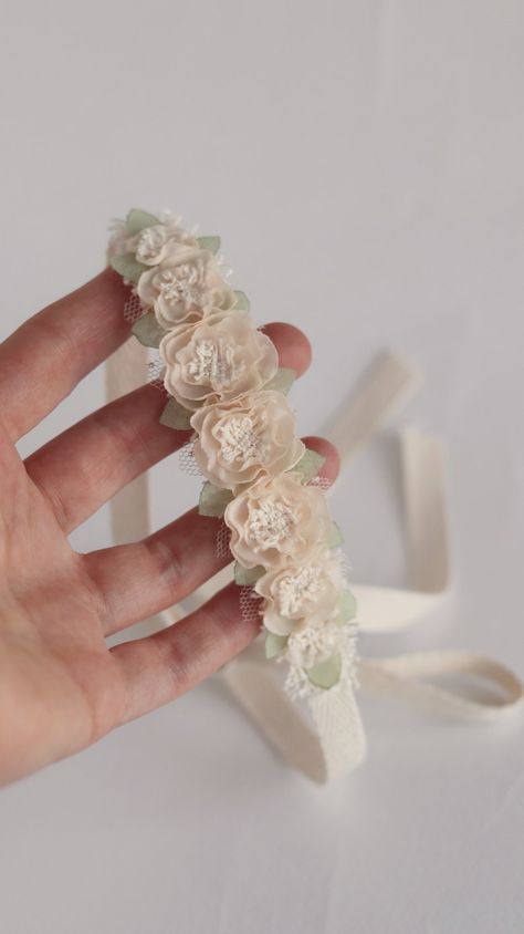 Beige Newborn Headband Neutral Newborn Tieback Newborn - Etsy Spain Flower Crown Newborn, Diy Newborn Tieback Headband, Newborn Headbands Photography, Newborn Lace Photography, Newborn Tieback, Newborn Headband, Newborn Outfit, Newborn Props, Newborn Headbands