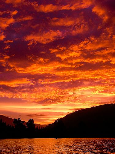 A Red Sunset - looks like burning heaven, really amazing " SON-SET " (11/22/13) A Spectacular occurance on the eve of Sonya's passing..... Red Sunset, Amazing Sunsets, Beautiful Sunrise, Sky And Clouds, Beautiful Sky, Sky Aesthetic, Beautiful Sunset, Amazing Nature, Nature Photos