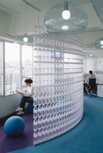 Water bottle wall... could be a fun class project about recycling and could be used as a reading nook. Kids could "earn" the right to sit in the nook during personal reading time if they get the best grade on a test, earn so many points, etc. - Selenamarie318 Bottles Wall, Reuse Plastic Bottles, Plastic Bottle Art, Wall Diy, Bottle Wall, Plastic Bottle Crafts, Recycled Projects, Divider Wall, Cardboard Furniture