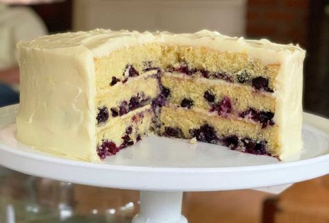 This blueberry lemon layer cake, encapsulated in a lemony cream cheese frosting is the cake you want to make when you really want to impress someone. Lemon Creme Cake, Spring Baking Recipes, Blueberry Lemon Cake Recipe, Moist Blueberry Cake, Healthy Blueberry Cake, Lemon Layer Cake, Blueberry Cake Mix, Lemon Cream Cake, Lemon Blueberry Cake