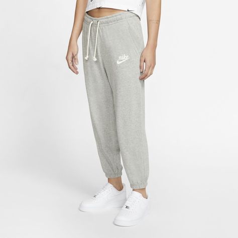 cd0dce8fca267bf1fb86cf43e18d5598desc35680845ri Nike Pants For Women, Sweats Pants, Fleece Pants Women, College Clothes, Nike Apparel, Sweatpants Outfits, Cropped Sweatpants, Biker Shorts Outfit, Nike Sportswear Women