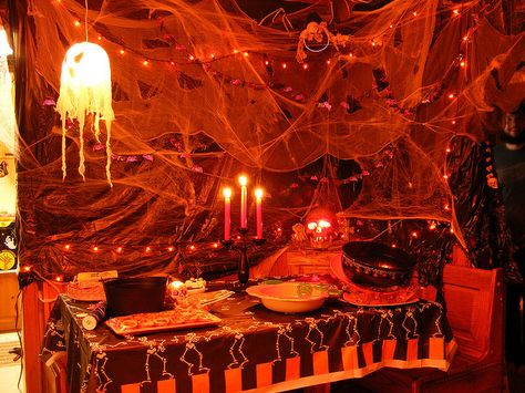 , Campfire Party, Creepy Halloween Party, Halloween Table Settings, Halloween Bedroom, Spooky Halloween Party, Dekor Diy, Adult Halloween Party, Halloween Crafts Decorations, Halloween Haunted Houses