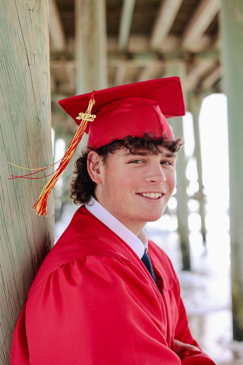 Graduation Photoshoot Ideas Men, Guy Photoshoot Poses, Beach Graduation Pictures, College Graduation Photoshoot Ideas, Guy Photoshoot, Poses For Graduation Photos, Sr Photos, Boy Senior Portraits, High School Graduation Pictures