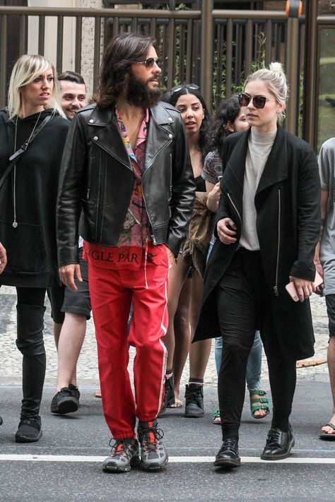 JARED LETO  25.09.2017 RIO  (with SHAYLA and EMILY)                                       Credit  to  @jaredletovault  on Facebook Jared Leto Fashion, Jared Leto Style, Shannon Leto, Trendy Fashion Outfits, Funky Fashion, Jared Leto, Mens Fashion Summer, Good Looking Men, 30 Seconds