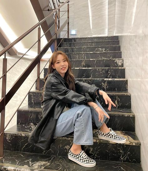 Vans Checkerboard Outfit Women, Checkerboard Vans Outfit, Vans Checkerboard Outfit, Vans Aesthetic, Checkerboard Vans, Womens Group, Vans Outfit, Vans Checkerboard, Mamamoo Moonbyul