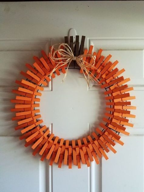 Painted Clothes Pins, Clothespin Wreath, Turkey Wreath, Thanksgiving Clothes, Pin Crafts, Clothes Pin Wreath, Diy Thanksgiving, Door Wreaths Fall, Clothes Pin Crafts