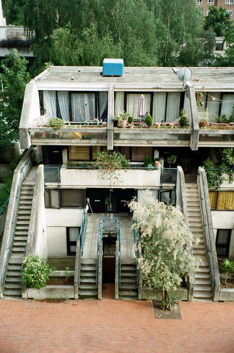 Camden London, Brutalism Architecture, Brutalist Buildings, Casas The Sims 4, Brutalist Architecture, Architecture Exterior, Brutalism, Pretty House, Beautiful Buildings