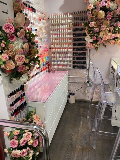 Garden Nail Salon, Nail Saloon Interiors, Shed Nail Salon Ideas, Shed Salon Ideas, Nail Suite, Iris Nails, Lashes Business, Garden Nails, Rosé Back