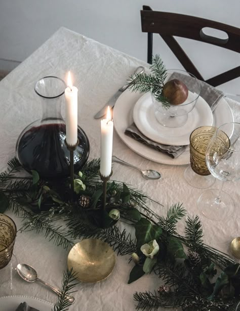 A GUIDE TO ALL THINGS CHRISTMAS | Melissa Penfold Christmas Table Deco, Christmas Table Inspiration, Listen To Christmas Music, Christmas Tablescape, True Meaning Of Christmas, Pretty Tables, Table Inspiration, Table Styling, Christmas Tablescapes