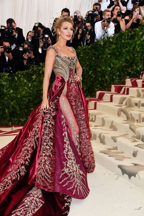 See what your favorite celebrities are wearing on the 2018 Met Gala red carpet. Blake Lively Met Gala, Met Gala Dresses, Gala Outfit, Met Gala Red Carpet, 90's Fashion, Sarah Jessica Parker, Gala Dresses, Dakota Johnson, Red Carpet Dresses