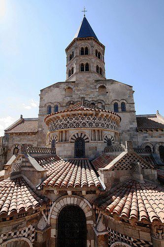 Notre-Dame-du-Port, Clermont-Ferrand, Basilica of the seventeenth century Roof Tops, Romanesque Architecture, Clermont Ferrand, Sacred Places, Ancient Architecture, Place Of Worship, Old Building, Beautiful Architecture, Beautiful Buildings