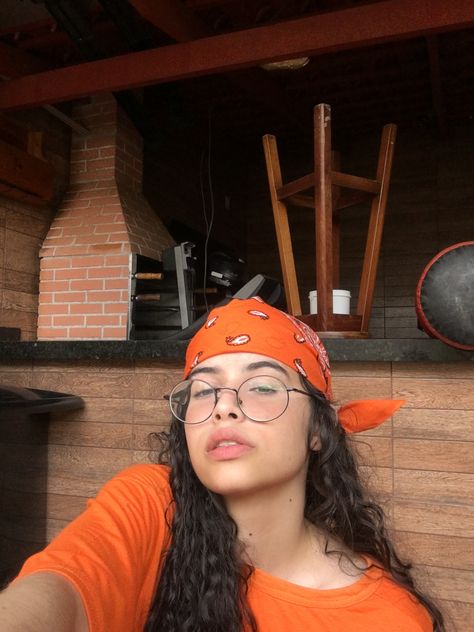 #bandana #bandanalaranja #orangecolor #curlyhair #curlyhairstyles Orange Bandana, Bandana Outfit, Red Bandana, Bandanas, Orange Color, How To Look Better, Curly Hair Styles, Orange, Red