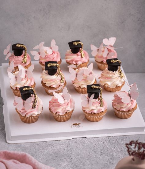 Cupcakes Graduation Ideas, Pink Graduation Treats, Graduation Cupcakes Pink, Graduation Cosmetology, Grad Cake Ideas, Pink Grad Cake, Graduation Dessert Table Ideas, Graduation Dessert Ideas, Grad Desserts