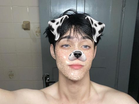 Black hair 
White guy
Blue eyes
Strong 
Handsome 
Boys
Boy
Cute
Pretty 
Olhos azuis 
Cabelo preto 
Garoto bonito
Fofo
Boca
Filtro Filter Cute, Muka Lelaki, Guy Pics, Black Hair Boy, Cute Guy, Dog Filter, Cute Guy Pics, Boy Face, Gambar Figur