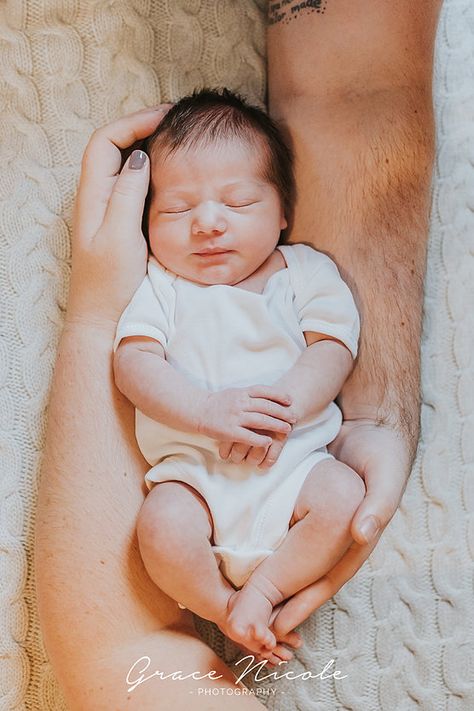 Newborn Photoshoot Diy At Home, New Born Baby Diy Photoshoot, Newborn Photoshoot With Mom, Diy Newborn Shoot At Home, How To Do Newborn Pictures At Home, Newborn Photo Shoot Ideas With Parents, Newborn Simple Photography, Newborn Shoot Diy, Newborn Baby Photoshoot At Home Ideas