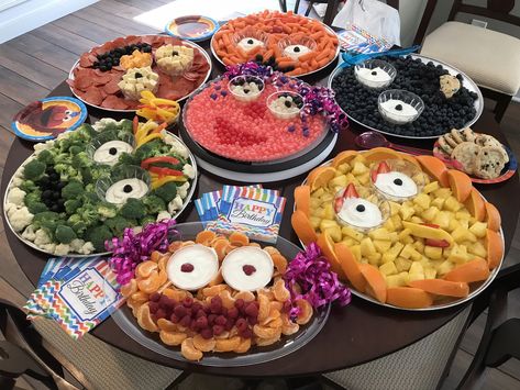 Sesame Street Charcuterie Board, Sesame Street Fruit Tray, Sesame Street Food Ideas, Sesame Street Birthday Party Ideas Food, Sesame Street Snacks, Sesame Street Food, Childrens Party Food, Vegetable And Fruit Tray, Baby Birthday Party Theme