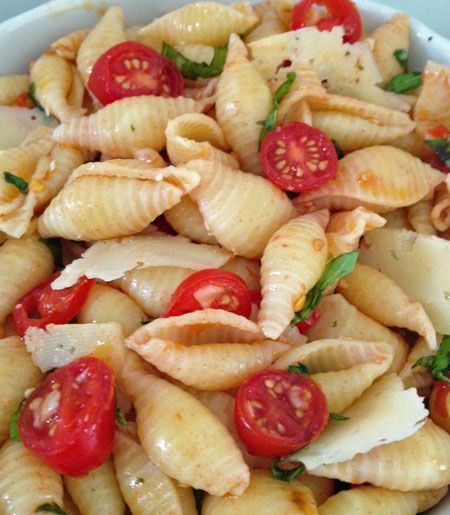 Seashell pasta salad with basil, tomatoes, mozzerella,  and garlic. Seashell Pasta Salad, Seashell Pasta, Pasta Salad With Basil, Shell Pasta, Resep Pasta, Resep Salad, Salad Pasta, Think Food, Linguine