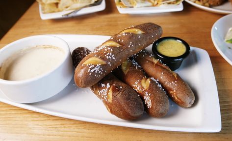 Brew Pub Pretzels + Beer Cheese Dip, Applebee'sDelish Copycat Applebees Pretzels, Applebees Beer Cheese Dip Copycat, Pub Pretzels Recipe, Applebees Beer Cheese Dip, Pretzels And Beer Cheese, Pretzel Beer Cheese Dip, Pretzel Cheese Dip, Pretzel Beer Cheese, Beer Cheese Recipe