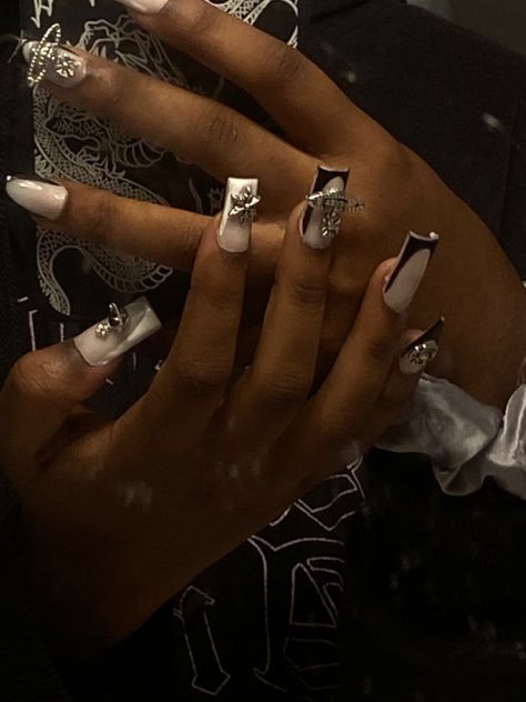 Black And Silver Short Nails, Black Chrome Heart Nails, Chrome Cross Nails, Back To School Kids Hairstyles, Black Nails With Chrome, Black And Chrome Nails, Nails Set Ideas, Black Chrome Nails, Nail Inspo Ideas