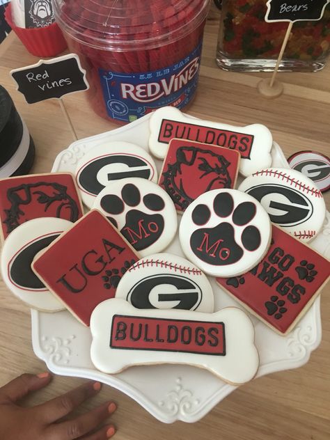 University of Georgia cookies ❤️ Softball Cookies, Custom Sugar Cookies, Football Cookies, Crazy Cookies, Graduation Cupcakes, Wedding Cake Recipe, Graduation Cookies, Health Desserts, Chocolate Chip Recipes