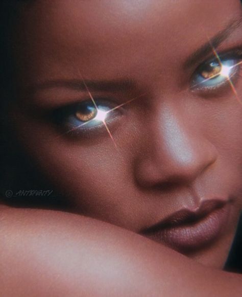 Rihanna Drawing, Mysterious Eyes, Robert Kardashian Jr, Batman Vs Joker, Medusa Art, College Looks, Rihanna Riri, Robert Kardashian, Heaven Art