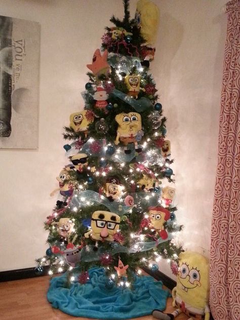 Spongebob Christmas tree Cartoon Themed Christmas Tree, Spongebob Christmas Tree, Spongebob Christmas, Mickey Mouse Christmas Tree, Christmas Tree Wallpaper, Christmas Door Decoration, Creative Christmas Trees, Mickey Mouse Christmas, Metal Christmas Tree