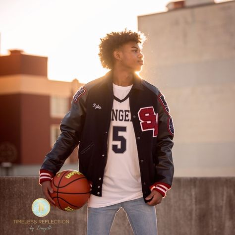 Senior Basketball Photography, Senior Pictures For Boys, Basketball Pictures Poses, Boy Senior Portraits, Basketball Senior Pictures, Senior Portrait Outfits, Senior Portraits Male, Senior Photos Boys, Senior Photography Poses