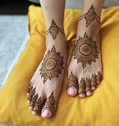 Mehendi Designs For Hands Simple, Feet Henna Design, Modern Mehndi Design, Easy Mehendi Designs, Mehendi Designs For Hands, Leg Mehendi Design, Easy Mehendi, Leg Henna Designs, Feet Henna