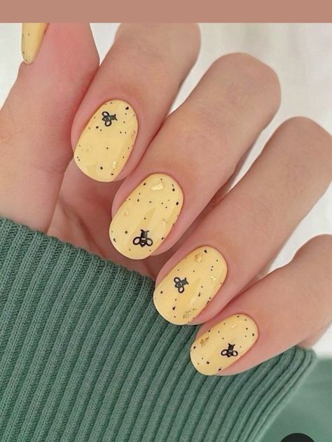 Bee Nails Design, Bee Nail Art, Kawaii Spring, June Nails, Nails Kids, Bee Nails, Chic Nail Designs, Beachy Nails, Yellow Nail Art