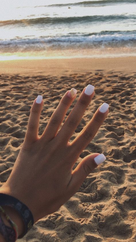 Preppy White Nails, White Summer Nails Beach, Summer Vacation Nails Beach, Vacation Nails Beach Simple, Summer Vacation Nails Beach Simple, Summer Vacation Nails, Vacation Nails Beach, White Summer Nails, Nails Beach