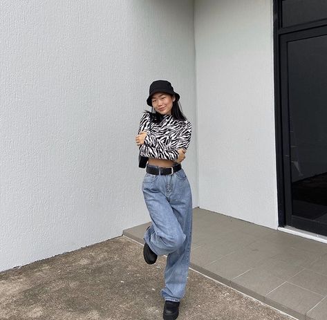 Zebra Shirt Outfit, Shirt And Jeans Outfit, Recreating Outfits, Styling Turtlenecks, Big Pant, Zebra Shirt, Trendy Outfit Inspo, Sneakers Street, 90s Inspired Outfits